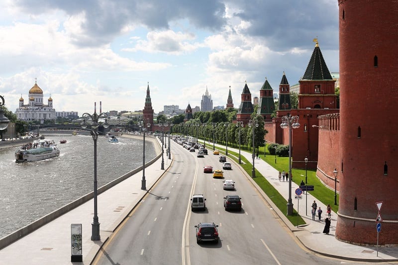 kremlevskaja naberezhnaja vdol moskvy reki