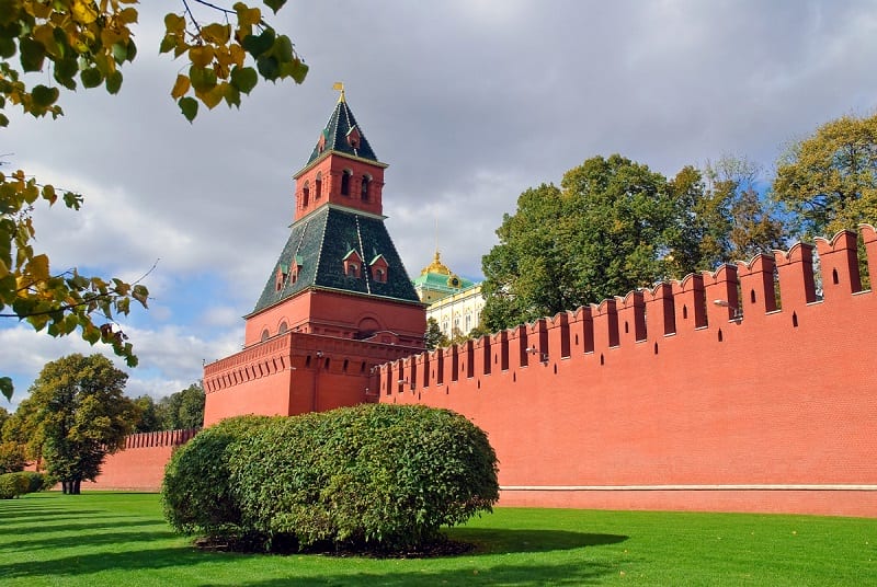 kremlevskaja stena s bashnjami