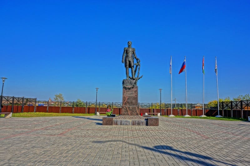 Памятник Синявину ( Боровск)