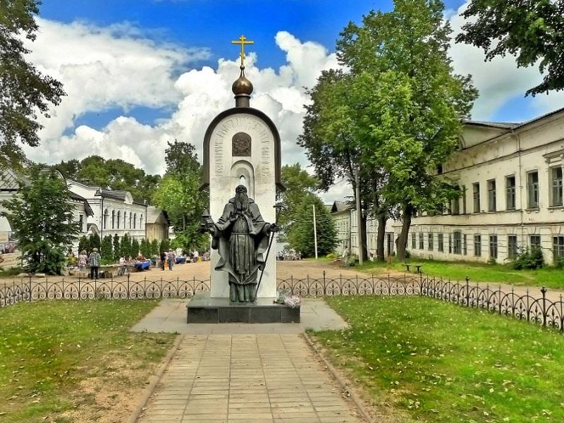Памятник Макарию Калязинскому