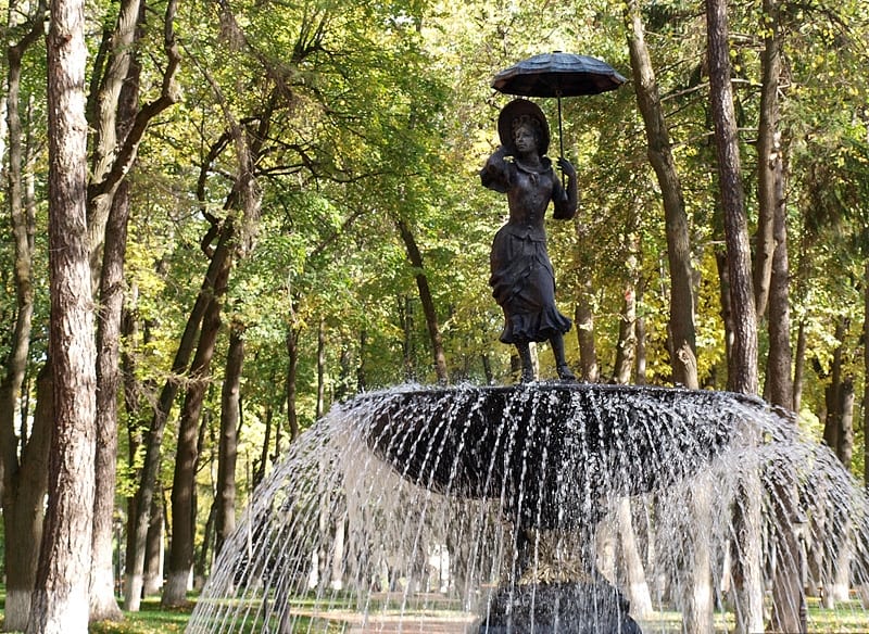 Скульптура Девушки с зонтиком (Калуга)