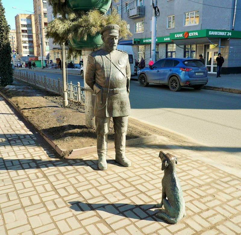 Скульптура Городничего с собакой